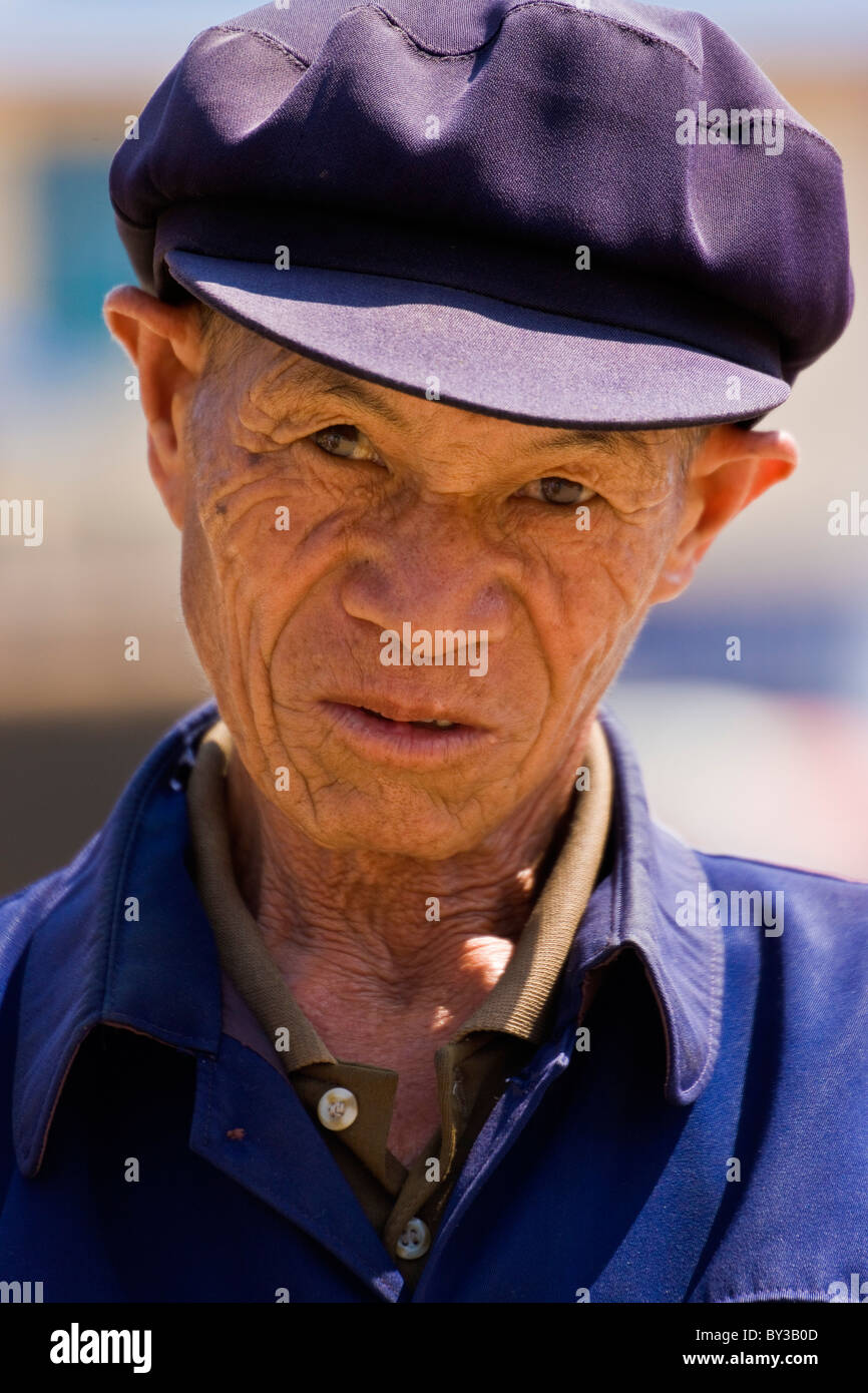 Alter Mann in GAP in der Volksrepublik China, Xishuangbanna Region, Provinz Yunnan, Menghai Produce Market. JMH4198 Stockfoto