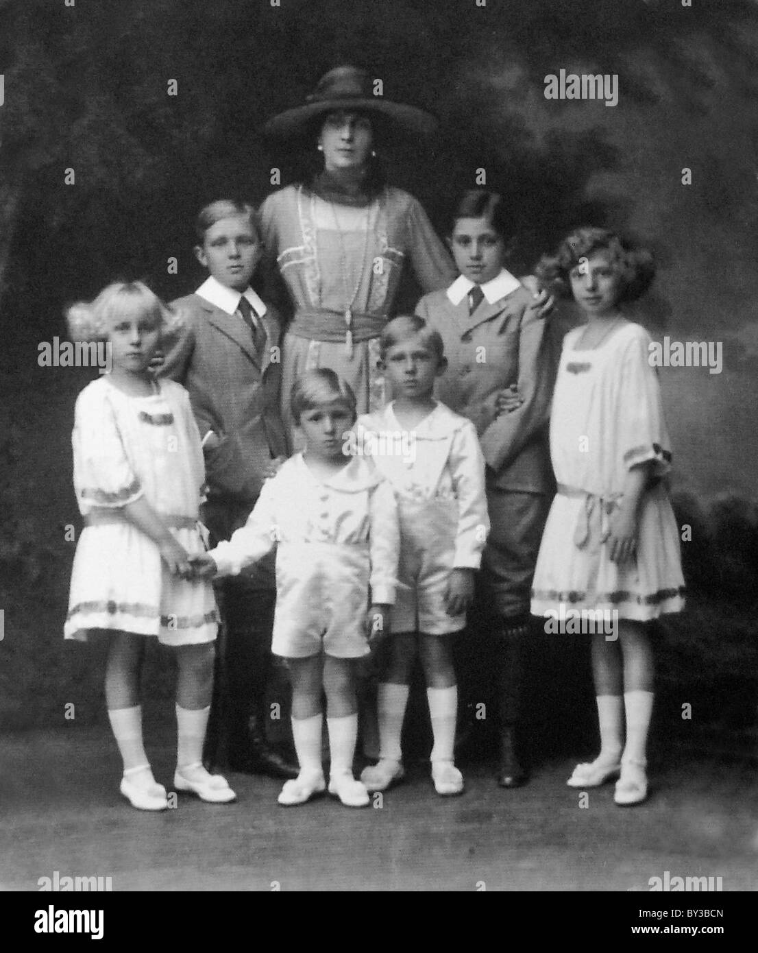 Königin Victoria Eugenia von Spanien mit ihren sechs Kindern 1918 Stockfoto