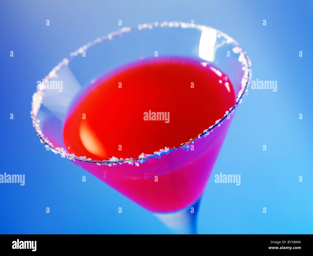Rote cocktail trinken auf blauem Hintergrund mit gesalzenem Felge Stockfoto