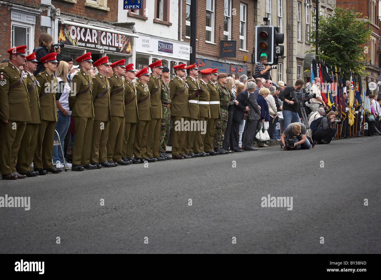 Soldaten werden gefilmt, wie Soldaten, die in Afghanistan gestorben sind zurückgeführt und getrieben durch die Stadt Wootton Bassett Stockfoto