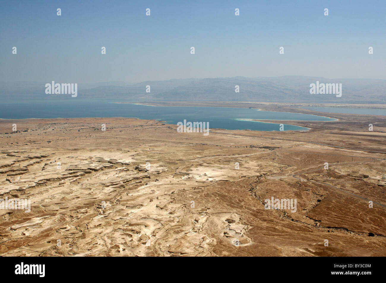 Blick nach Westen des Toten Meeres, Israel wie von Masada National Park zu sehen. Vordergrund ist der Judäischen Wüste. Berge in der dis Stockfoto