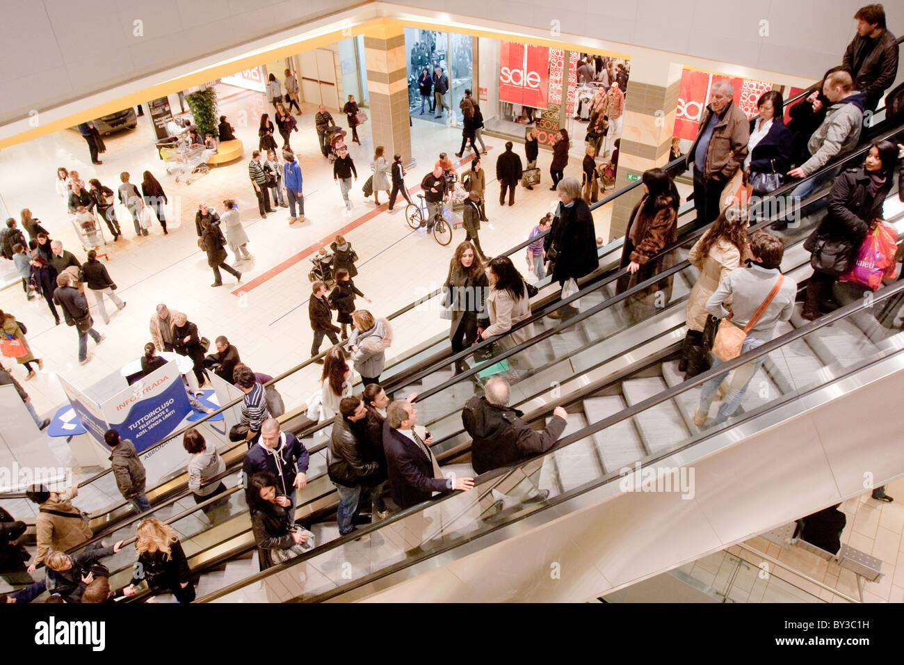 "Shopping Center". Person im "Shopping Mall" in der modernen Innenarchitektur des italienischen Werbespot in Rom. Stockfoto