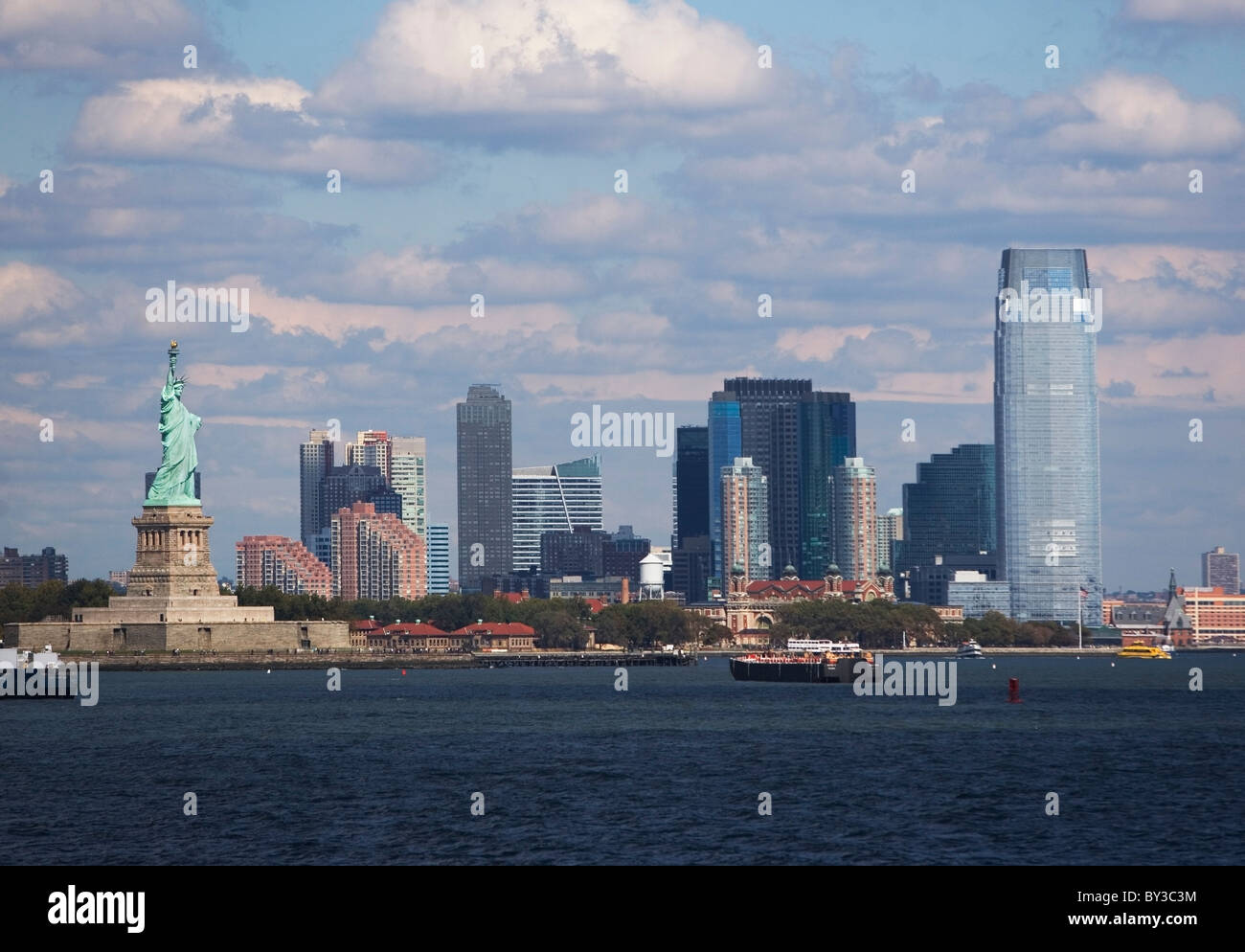 USA, New York City Skyline mit Freiheitsstatue Stockfoto
