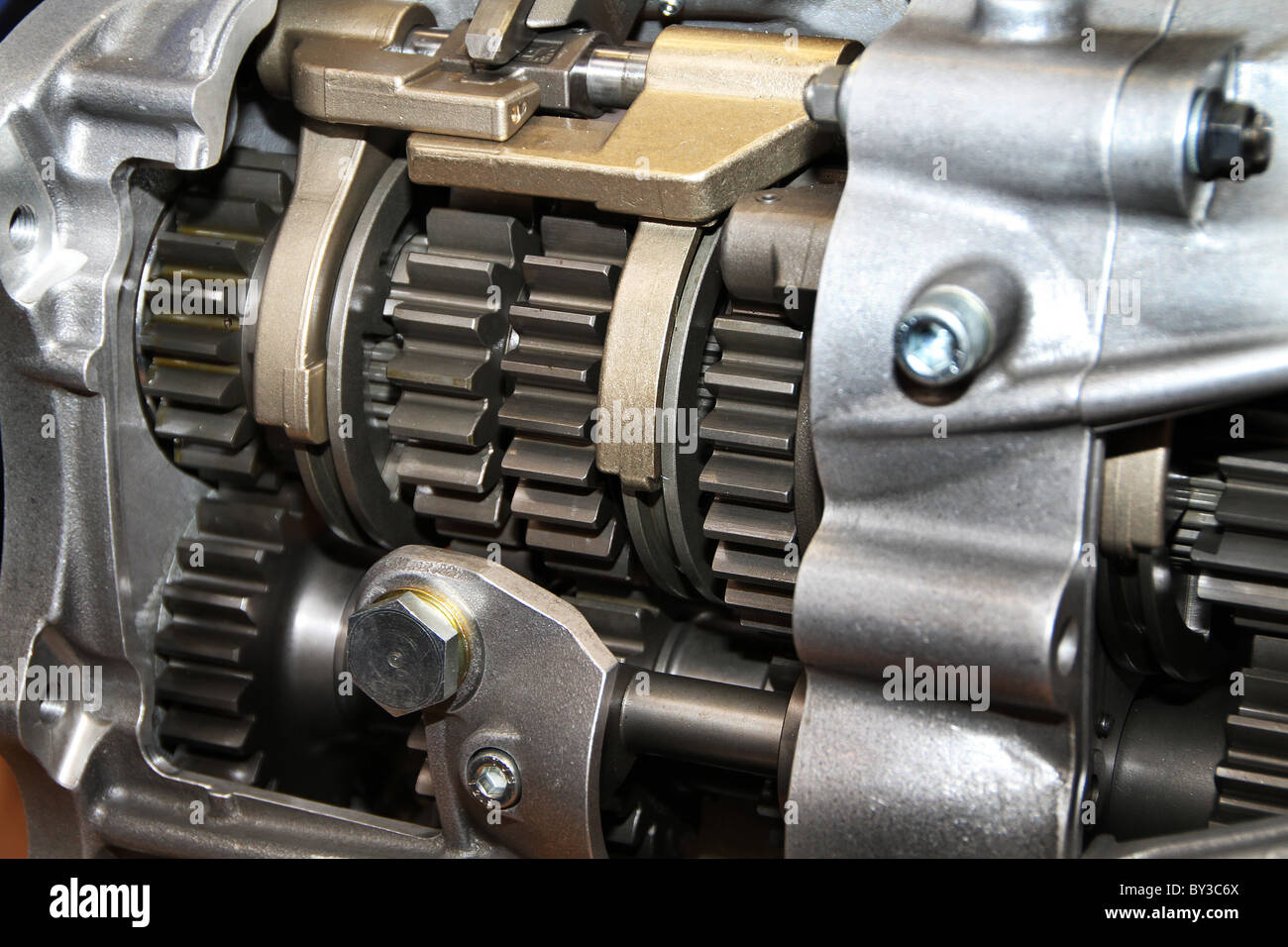 Schneiden Sie Ansicht von high Performance racing Getriebe mit Zahnrädern und Zähne Weg. Stockfoto