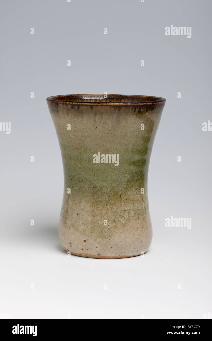 Studio-Vase oder Becher, gemacht von Michael Leach, Yelland Keramik Stockfoto