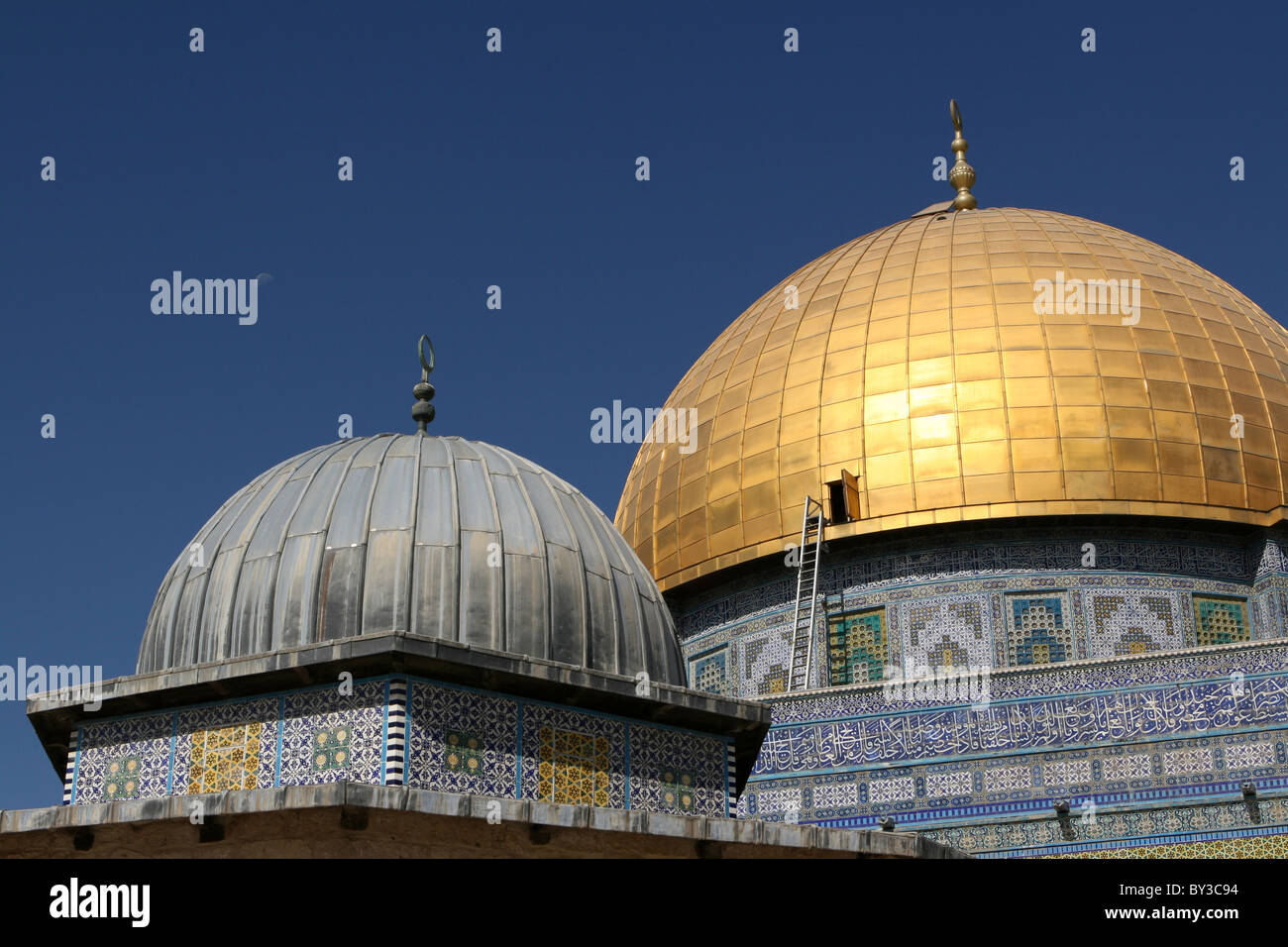 Die muslimischen Kuppel des Rock-Moschee erbaut auf dem Gelände des jüdischen Tempels in Jerusalem, Israel ist mit persischen bedeckt. Stockfoto