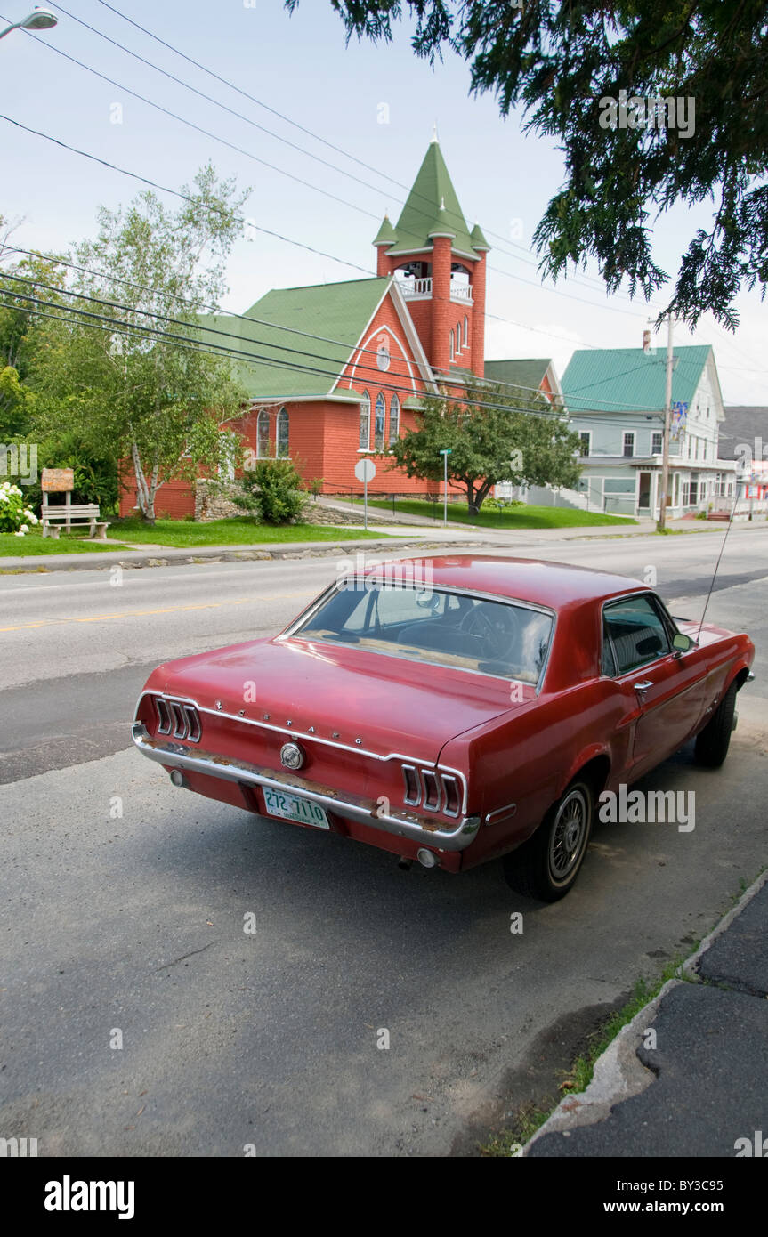 Ein altes roten Mustang Auto geparkt in der Stadt von Bethlehem, New Hampshire, USA Stockfoto
