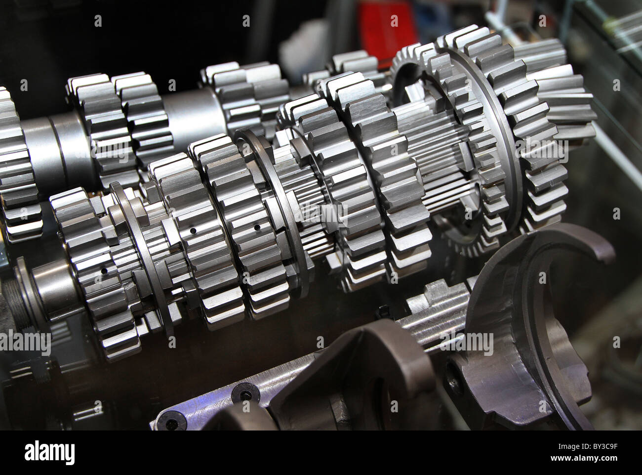 Schneiden Sie Ansicht von high Performance racing Getriebe mit Zahnrädern und Zähne Weg. Stockfoto