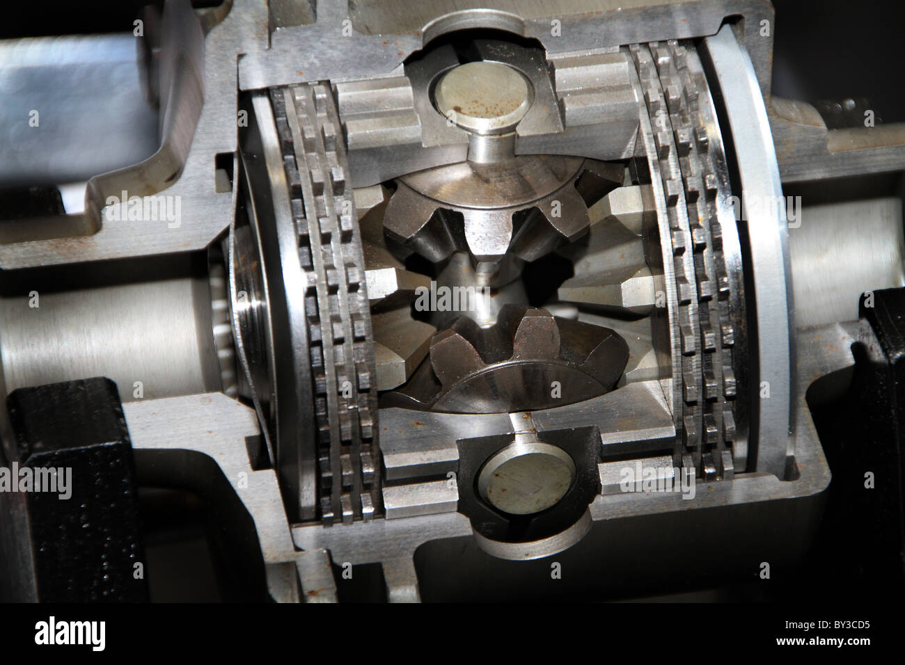 Schneiden Sie Ansicht von high Performance racing Getriebe mit Zahnrädern und Zähne Weg. Stockfoto