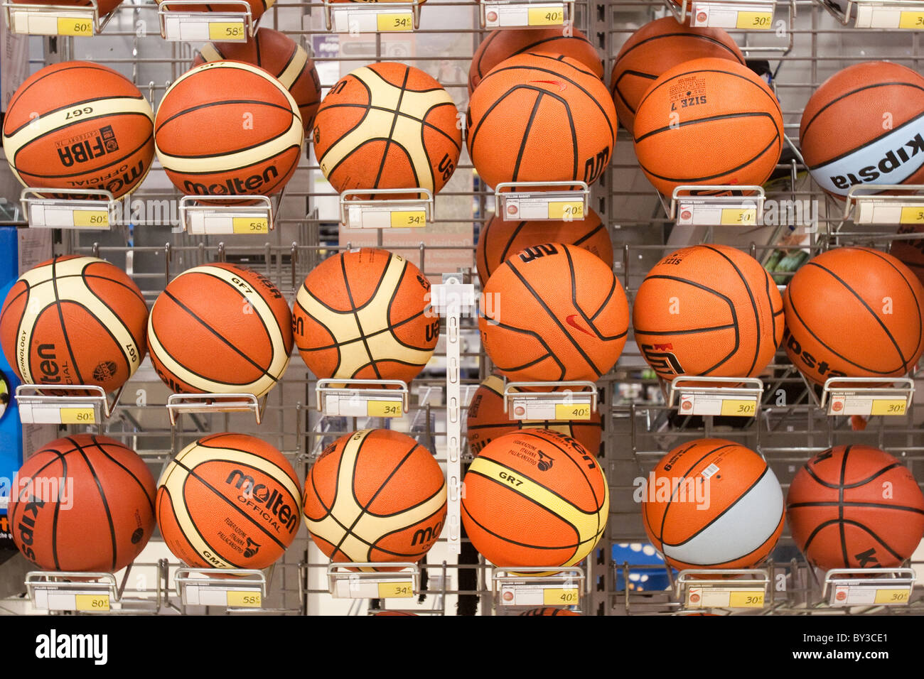 Basketball-Kugeln angezeigten Regale "Decathlon" Sportbekleidung Shop in Rom Italien Europa Stockfoto