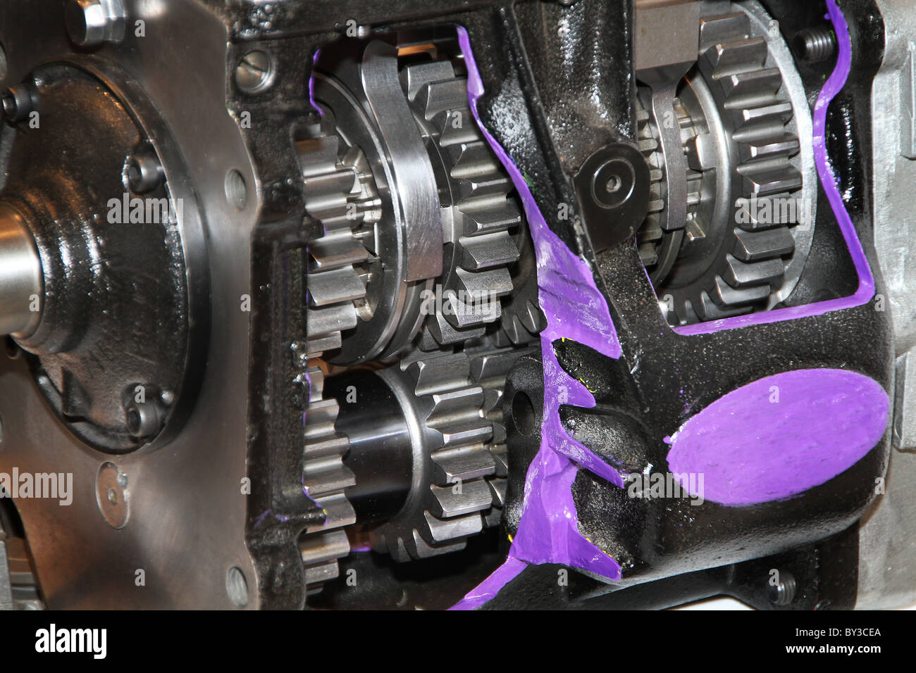 Schneiden Sie Ansicht von high Performance racing Getriebe mit Zahnrädern und Zähne Weg. Stockfoto