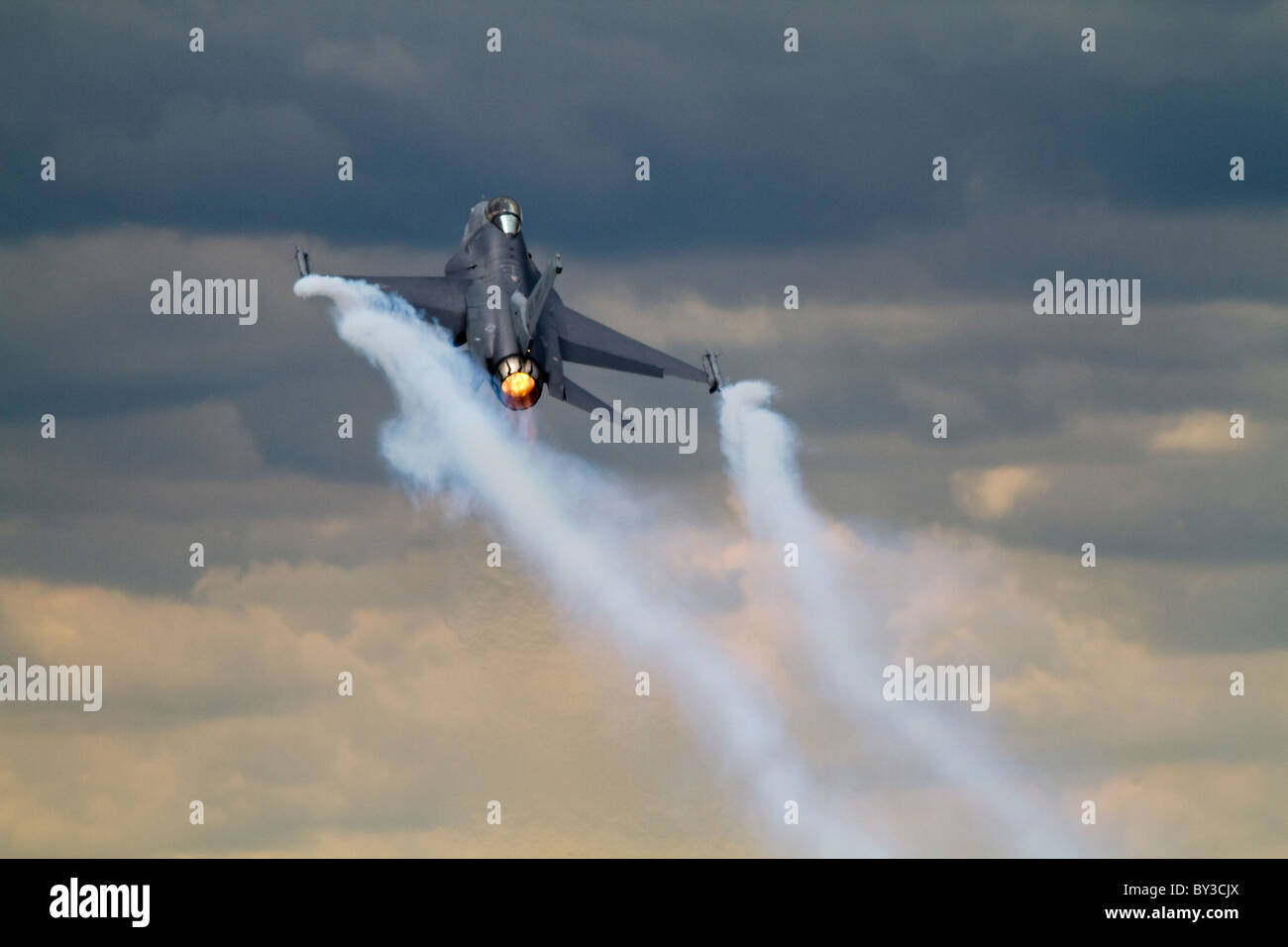 USAF F16-Kampfjet abheben auf der Farnborough Air Show Stockfoto