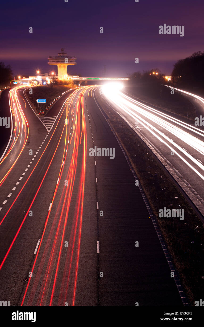 Die Autobahn M6 in Lancashire in der Nacht Stockfoto