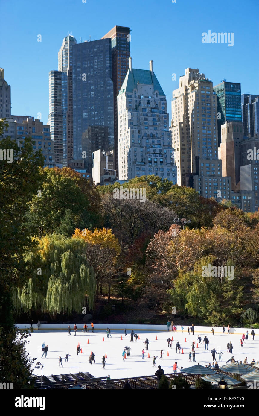 USA, New York City, Menschen Eislaufen im Central Park Stockfoto