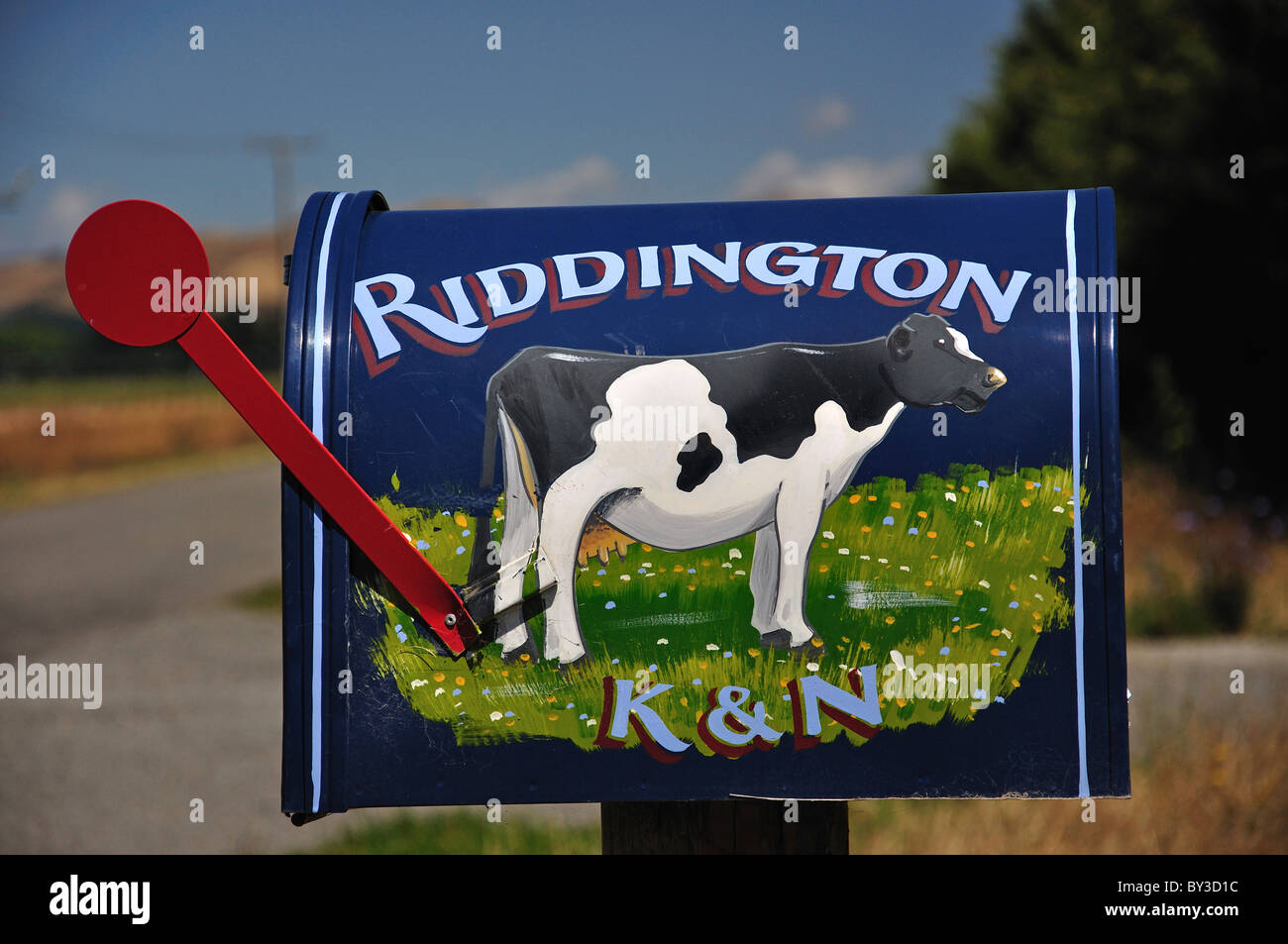 Bunte Briefkasten außerhalb Farm, Rotherham, North Canterbury, Region Canterbury, Südinsel, Neuseeland Stockfoto