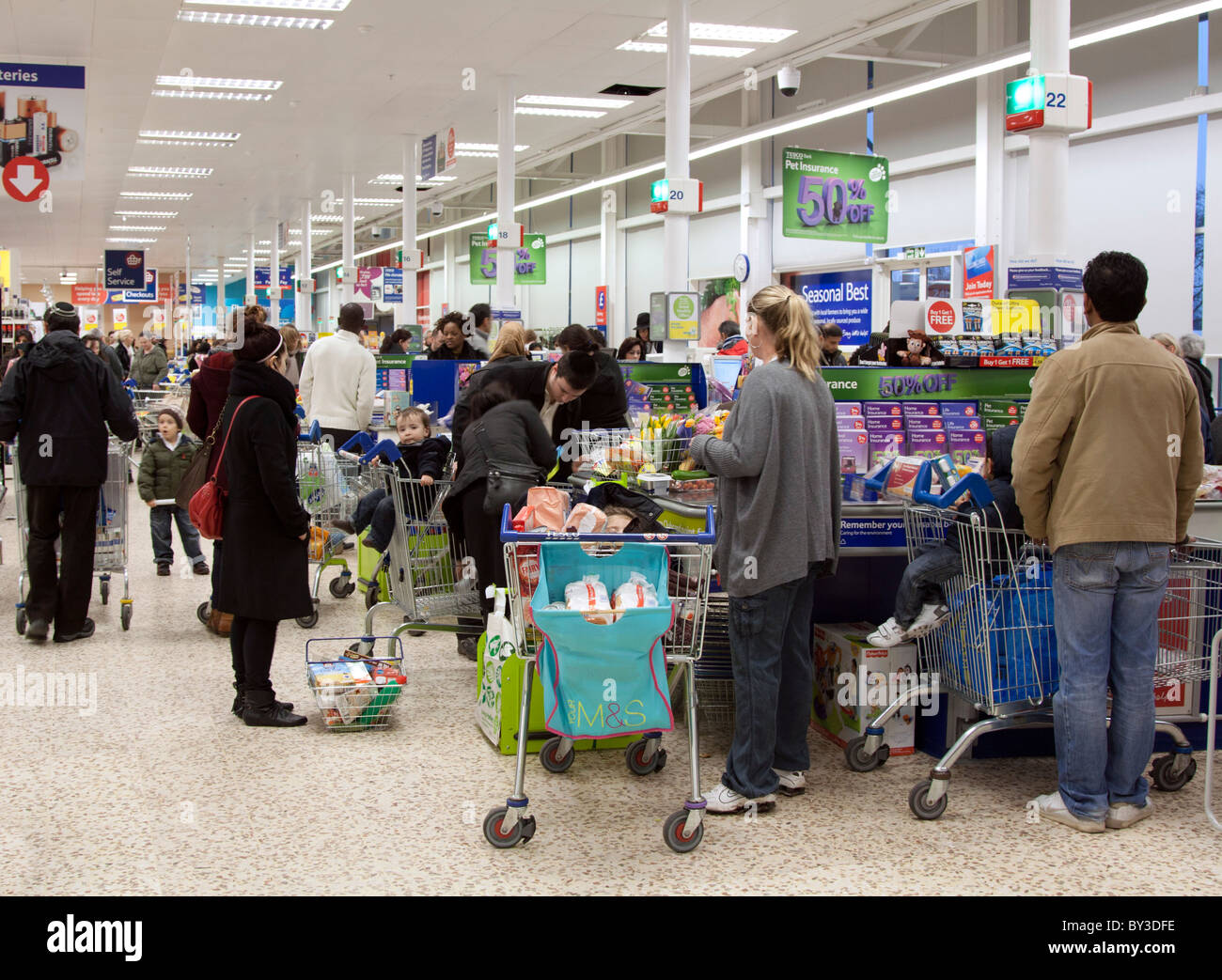 Kassen - Tesco Superstore - Nachbarschaft Schraffur - London Stockfoto