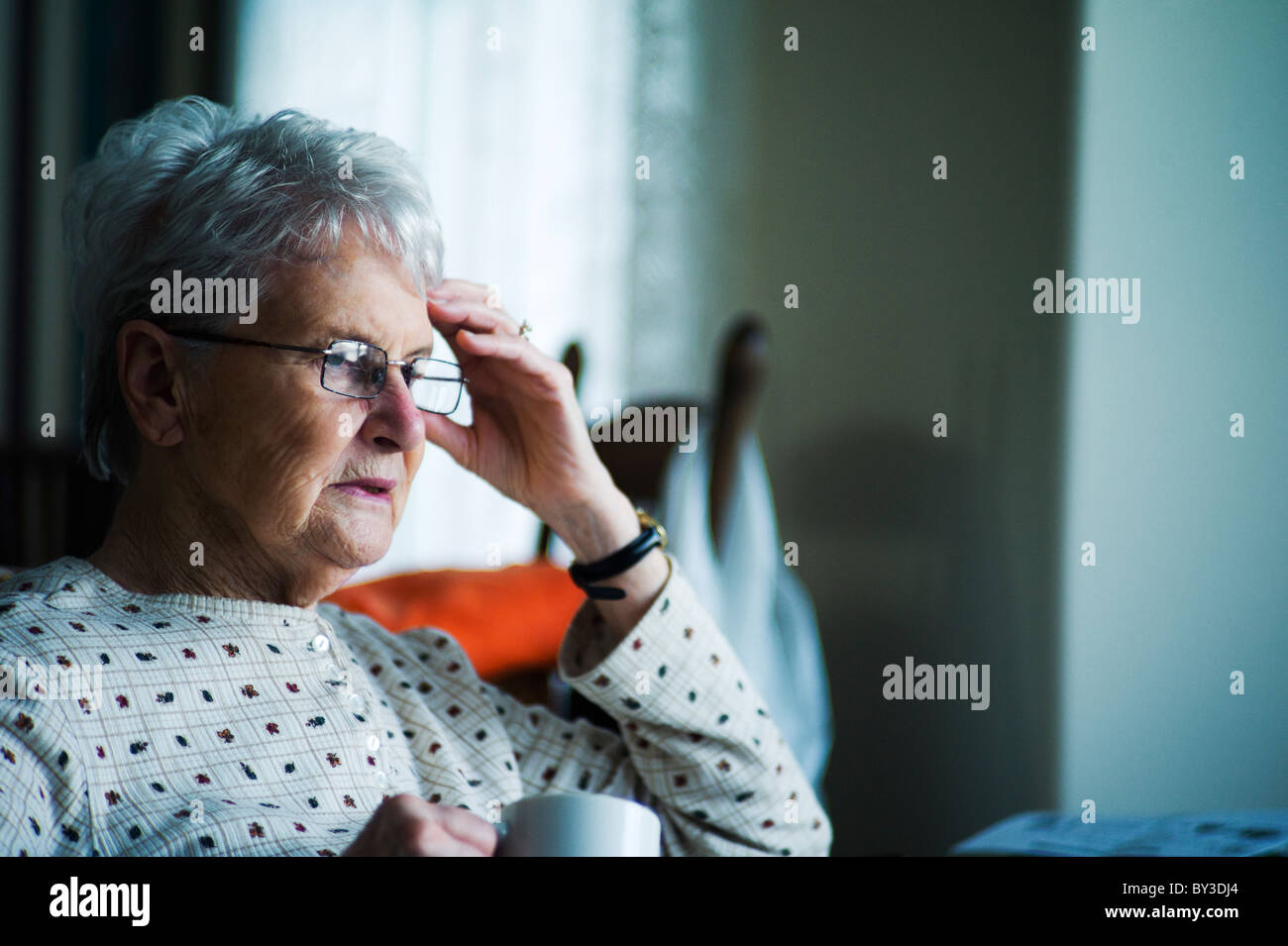 Alte Frau mit Sorge Ausdruck und Hand zum Kopf. Stockfoto