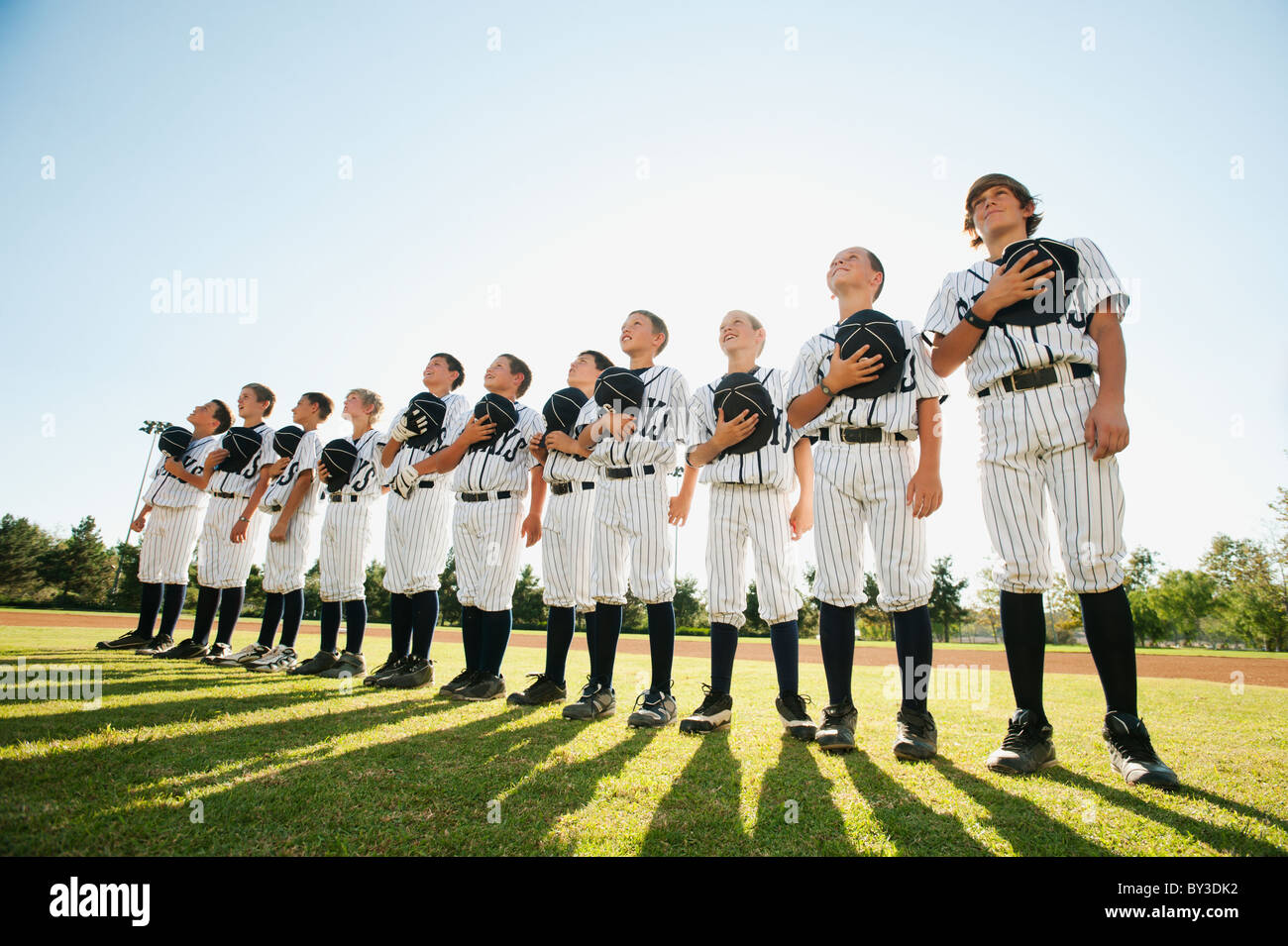 USA, Kalifornien, Ladera Ranch Liga wenig Spieler (im Alter von 10-11) auf Feld Stockfoto