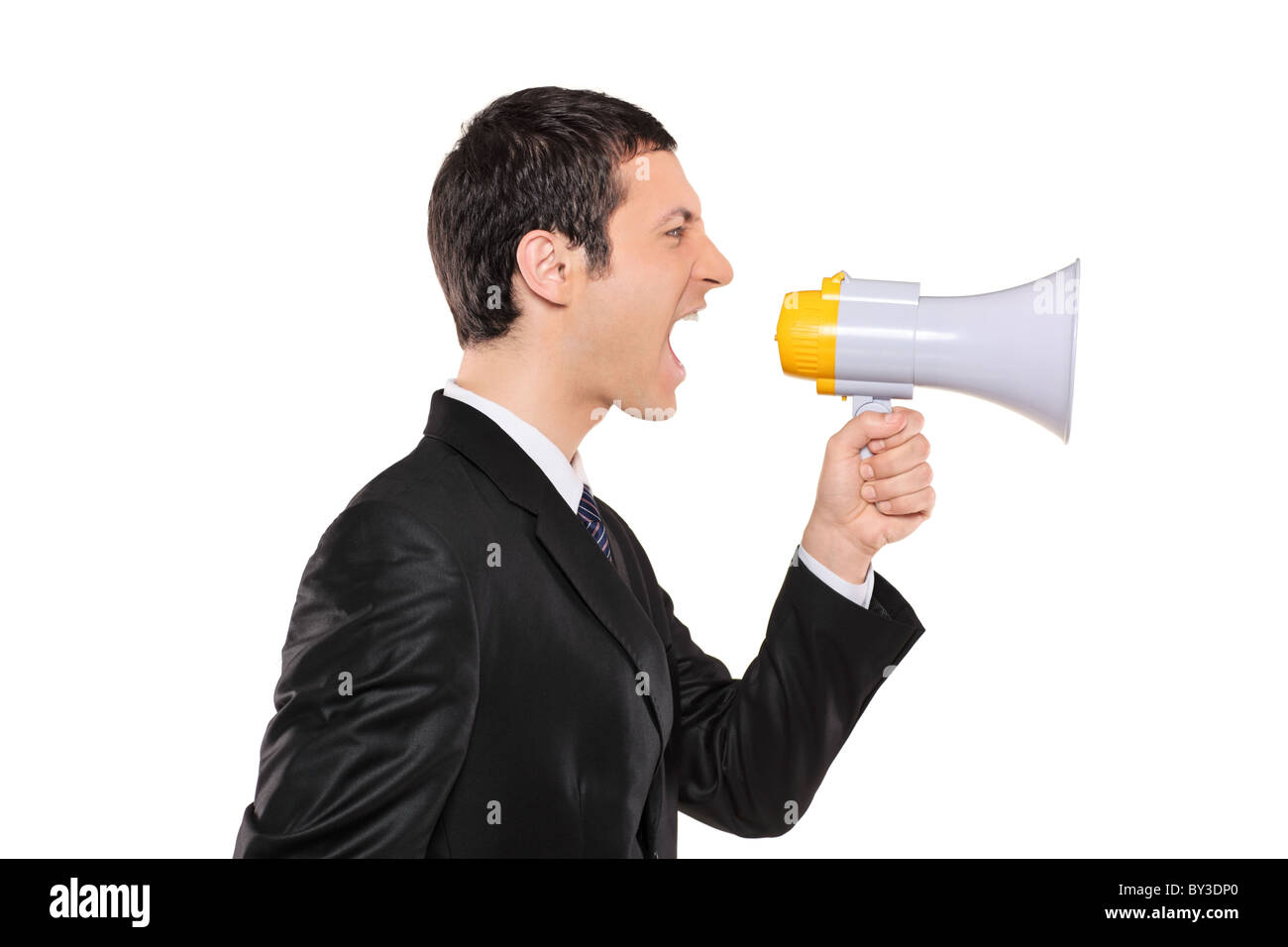 Ein unzufrieden Geschäftsmann im schwarzen Anzug über Megaphon schreien Stockfoto