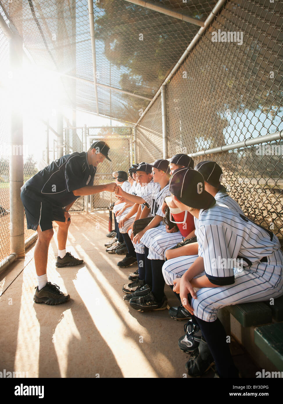 USA, California, Ladera Ranch, Trainerausbildung little League Baseball-team am Unterstand (10-11) Stockfoto