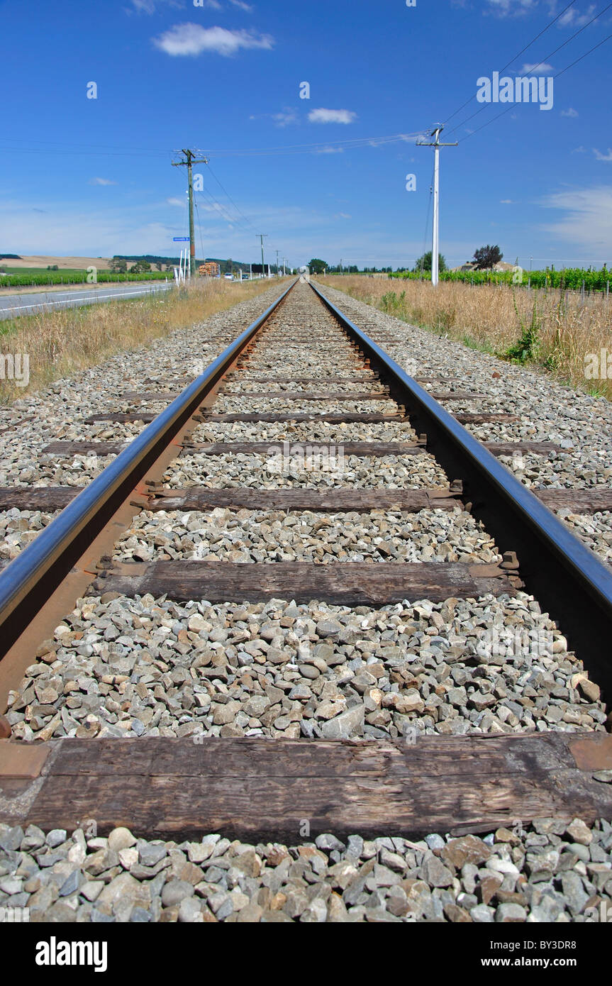 Bahnlinie durch State Highway 1, Waipara, North Canterbury, Region Canterbury, Südinsel, Neuseeland Stockfoto