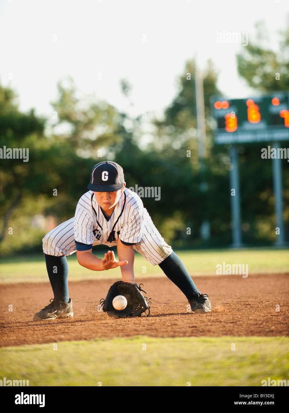 Junge (10-11) spielen baseball Stockfoto