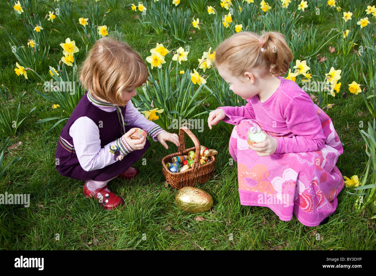 Mädchen auf ein Easter Egg hunt in Lancashire, UK. Stockfoto