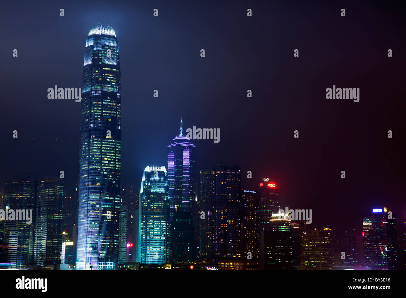 Hong Kong Island China Stadt Skyline von Central District nachts über den Victoria Harbour aus Kowloon gesehen Stockfoto