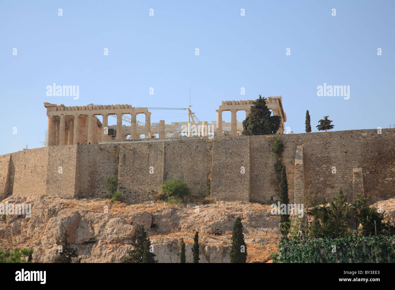 Blick auf die Akropolis und den Parthenon vom Café Akropolis-Museum, Athen, Griechenland Stockfoto