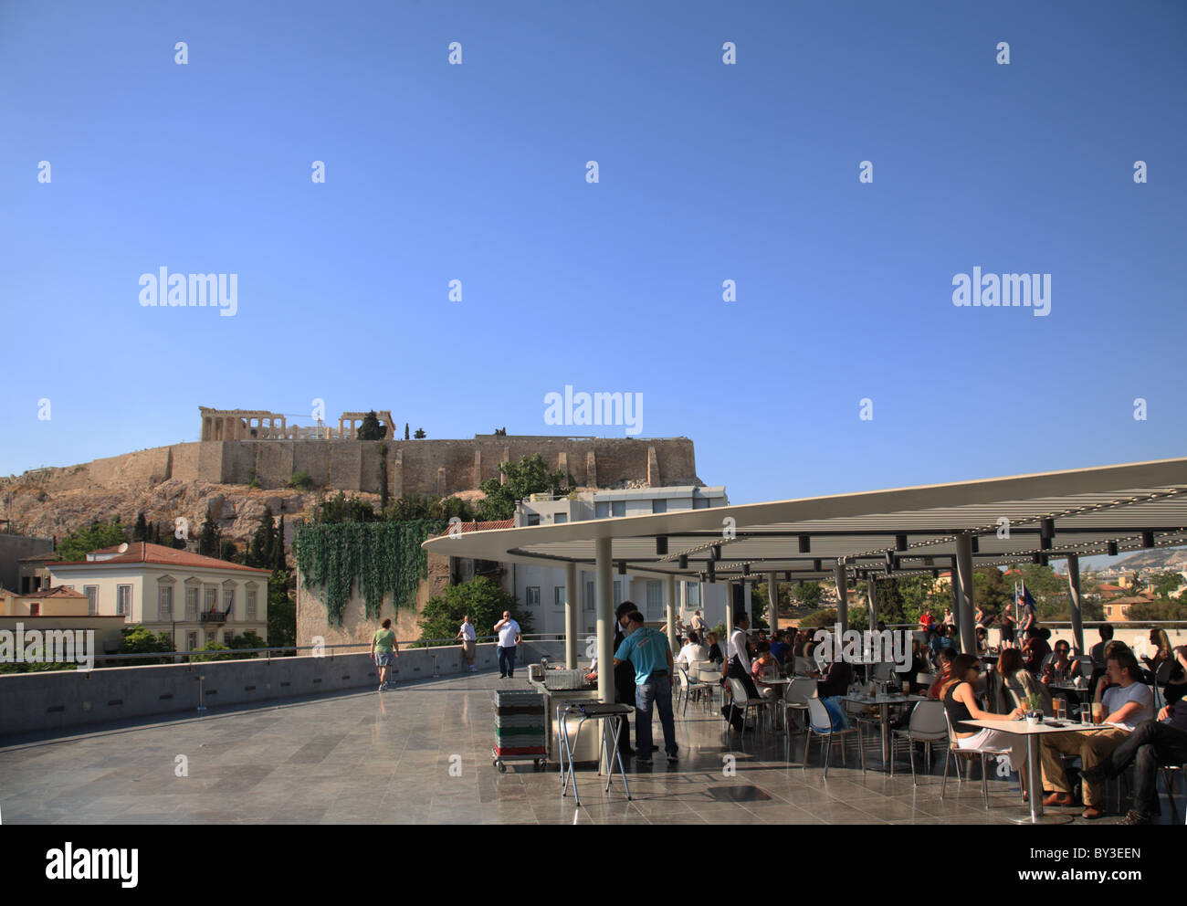 Das Akropolis-Museum Restaurant/Café, Akropolis und Parthenon im Hintergrund, Athen, Griechenland Stockfoto
