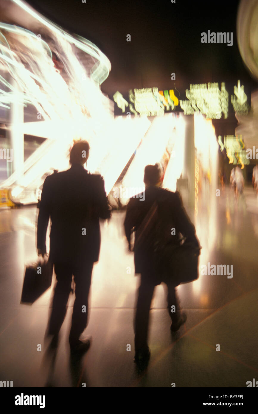 USA, Colorado, Geschäftsleute, die zu Fuß durch den Flughafen, verschwommen Bewegung Stockfoto