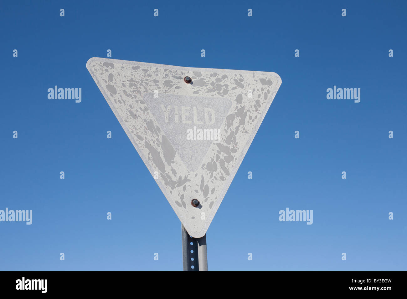 Alte, Winslow, Arizona, USA nachgeben Zeichen gegen blauen Himmel Stockfoto