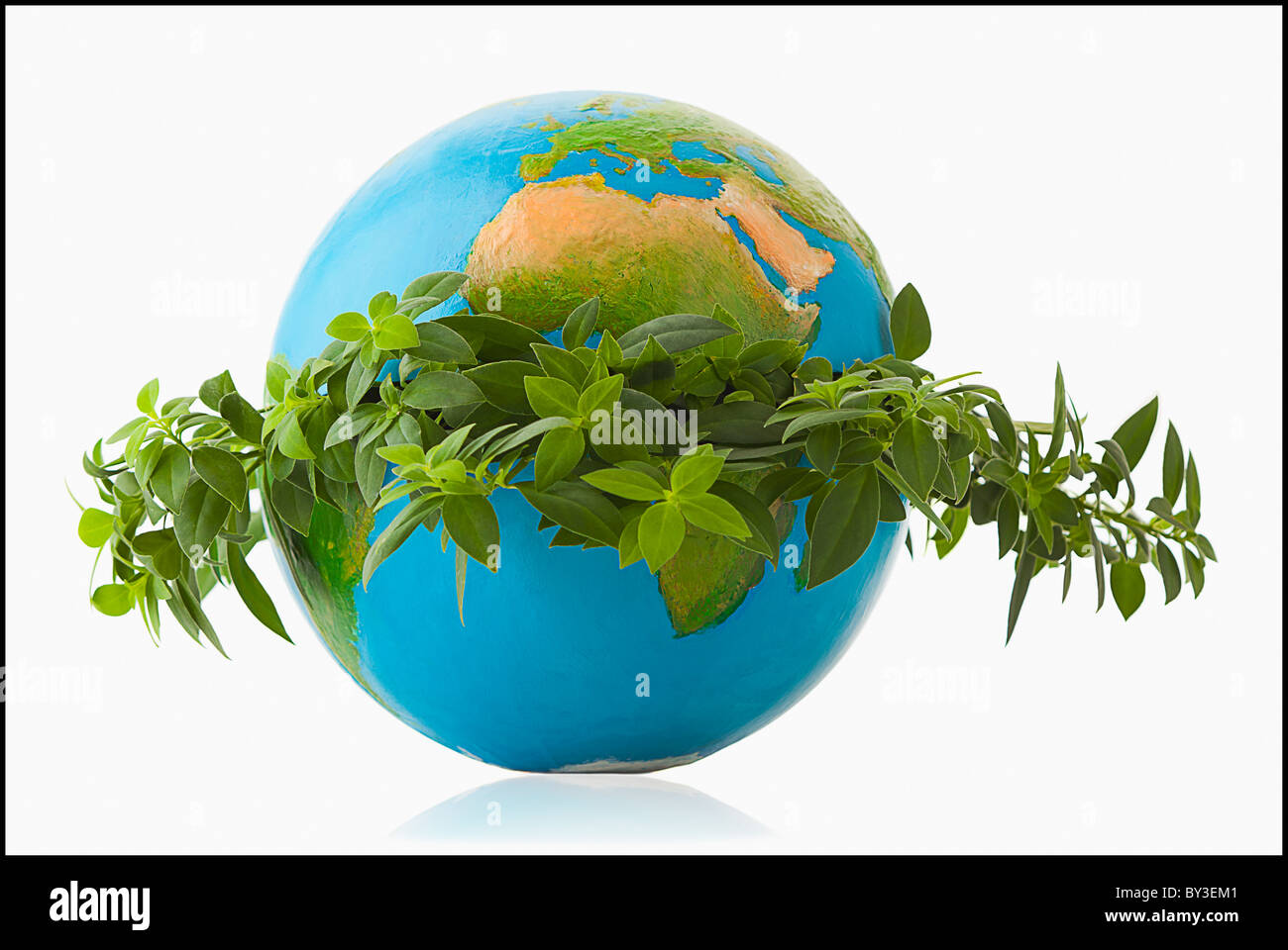Globus im Kranz der frischen Blätter Stockfoto