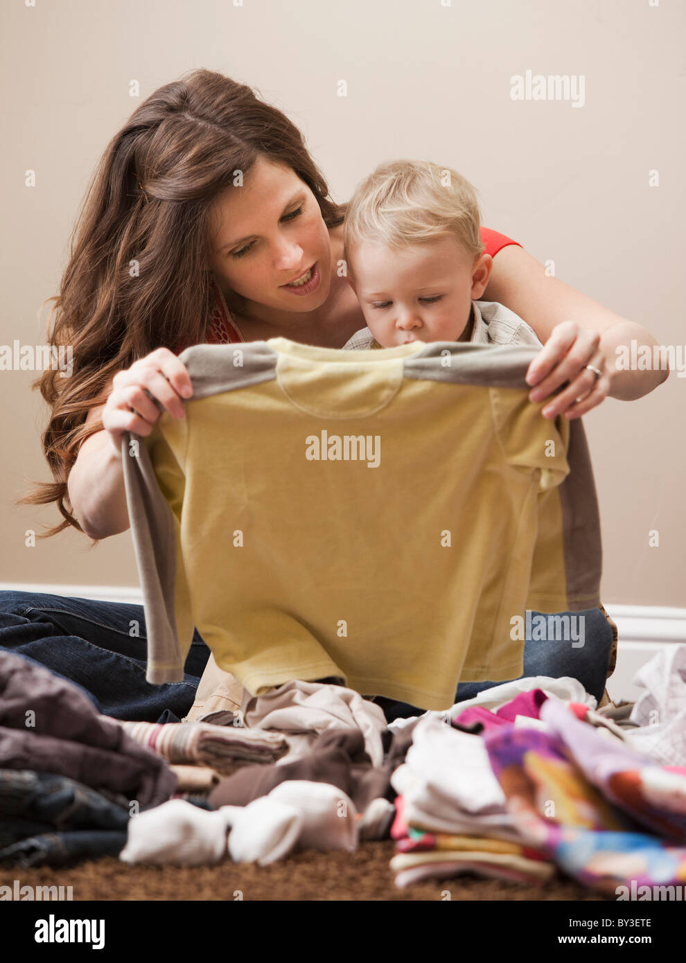 USA, Utah, Lehi, Mutter und Sohn (18-23 Monate) Wäsche Falten Stockfoto