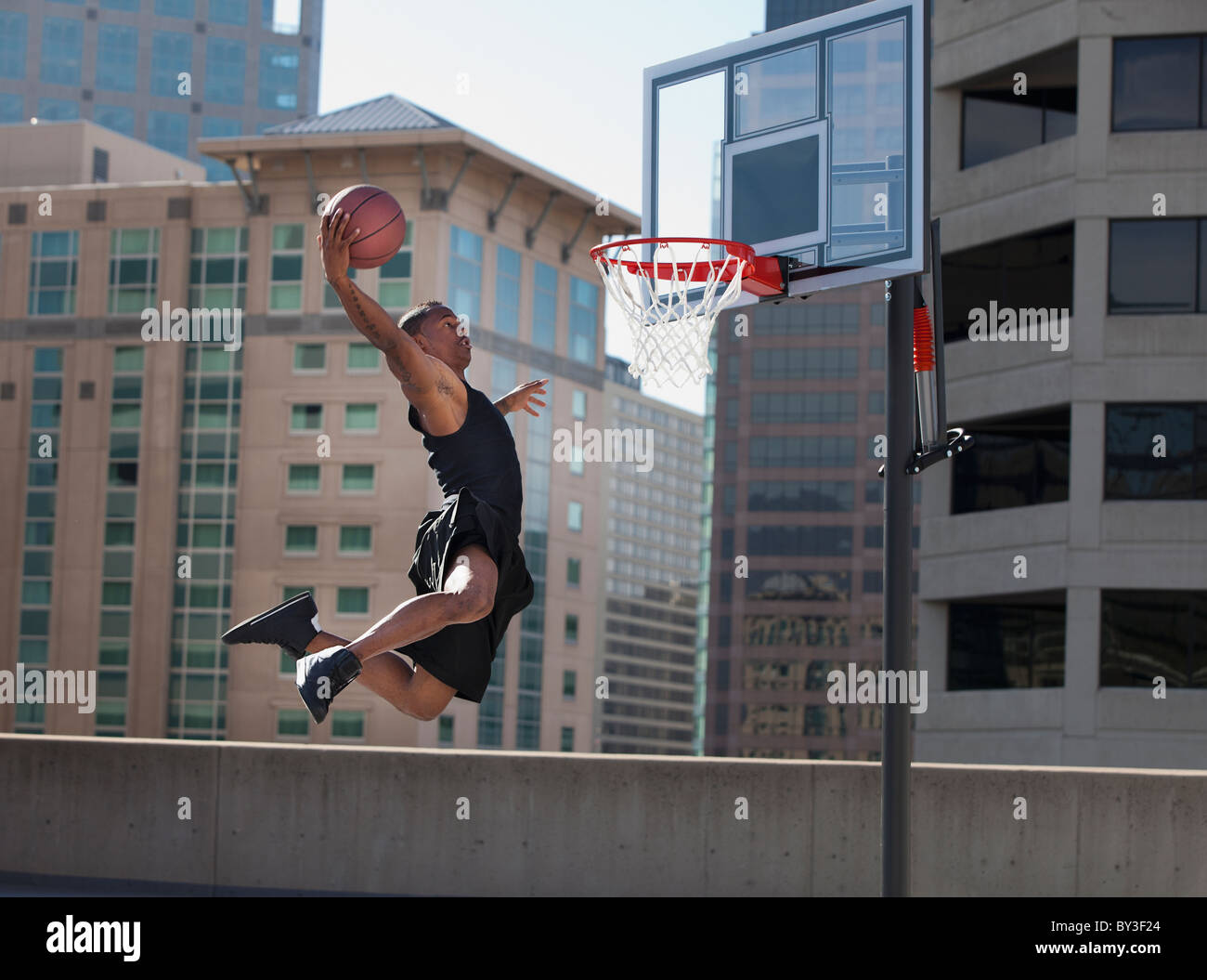 USA, Utah, Salt Lake City, Mann Basketball spielen Stockfoto