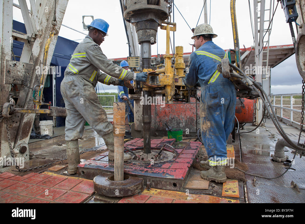 Ölarbeiter Ölbohrungen auf Prüfstand Stockfoto