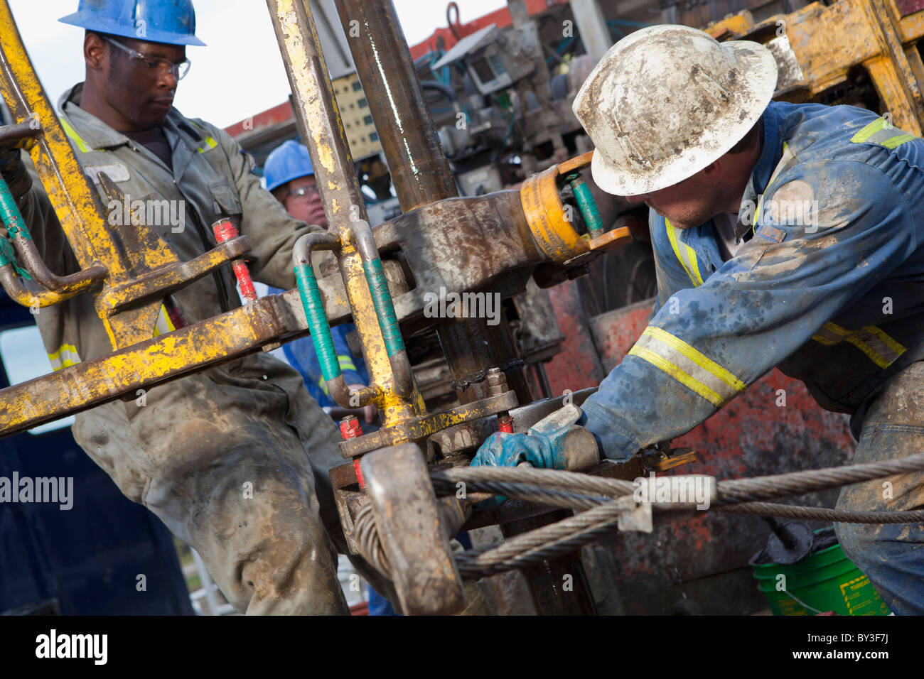 Ölarbeiter Ölbohrungen auf Prüfstand Stockfoto