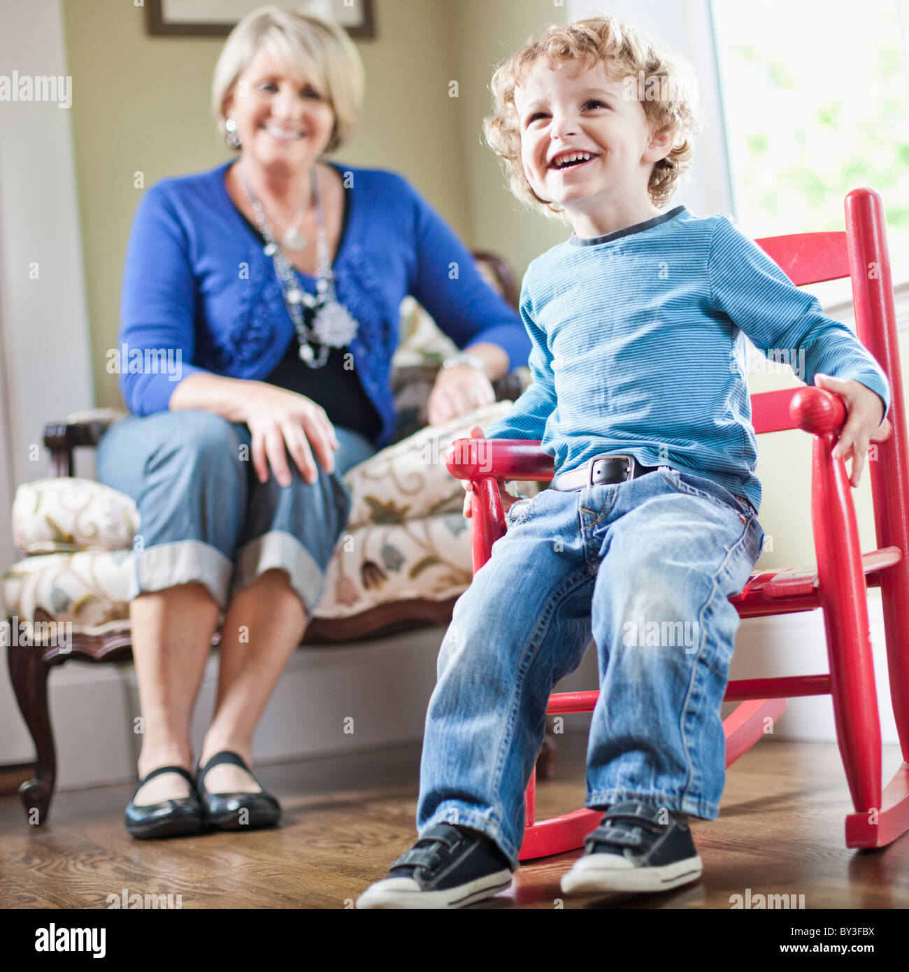 USA, Utah, Boy (2-3) spielen mit Spielzeug-Warenkorb Stockfoto