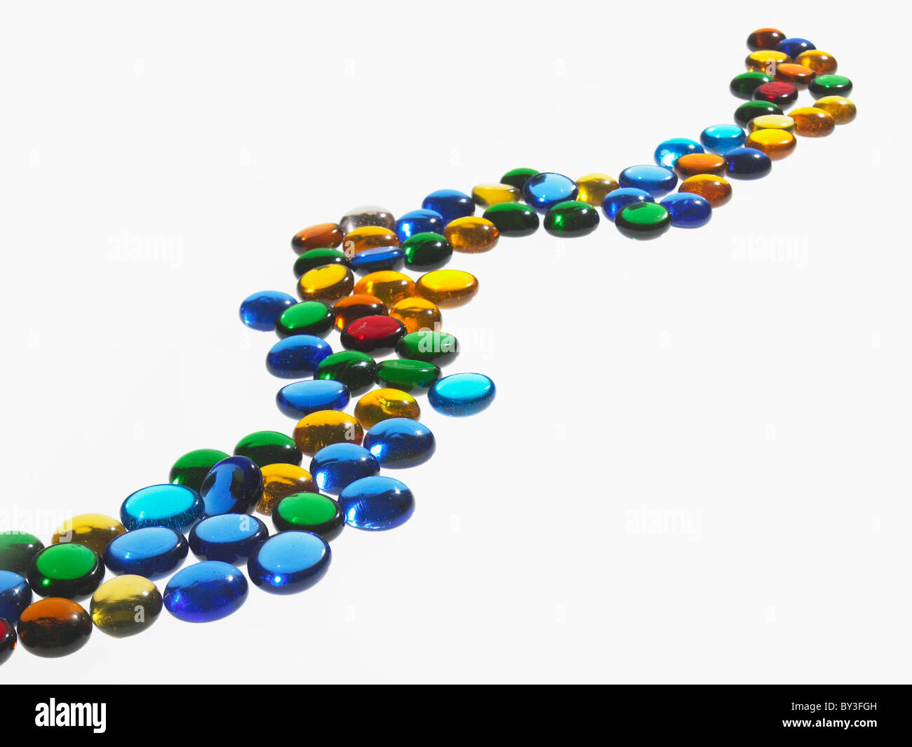 Studioaufnahme von bunten Glasperlen in Zeile Stockfoto