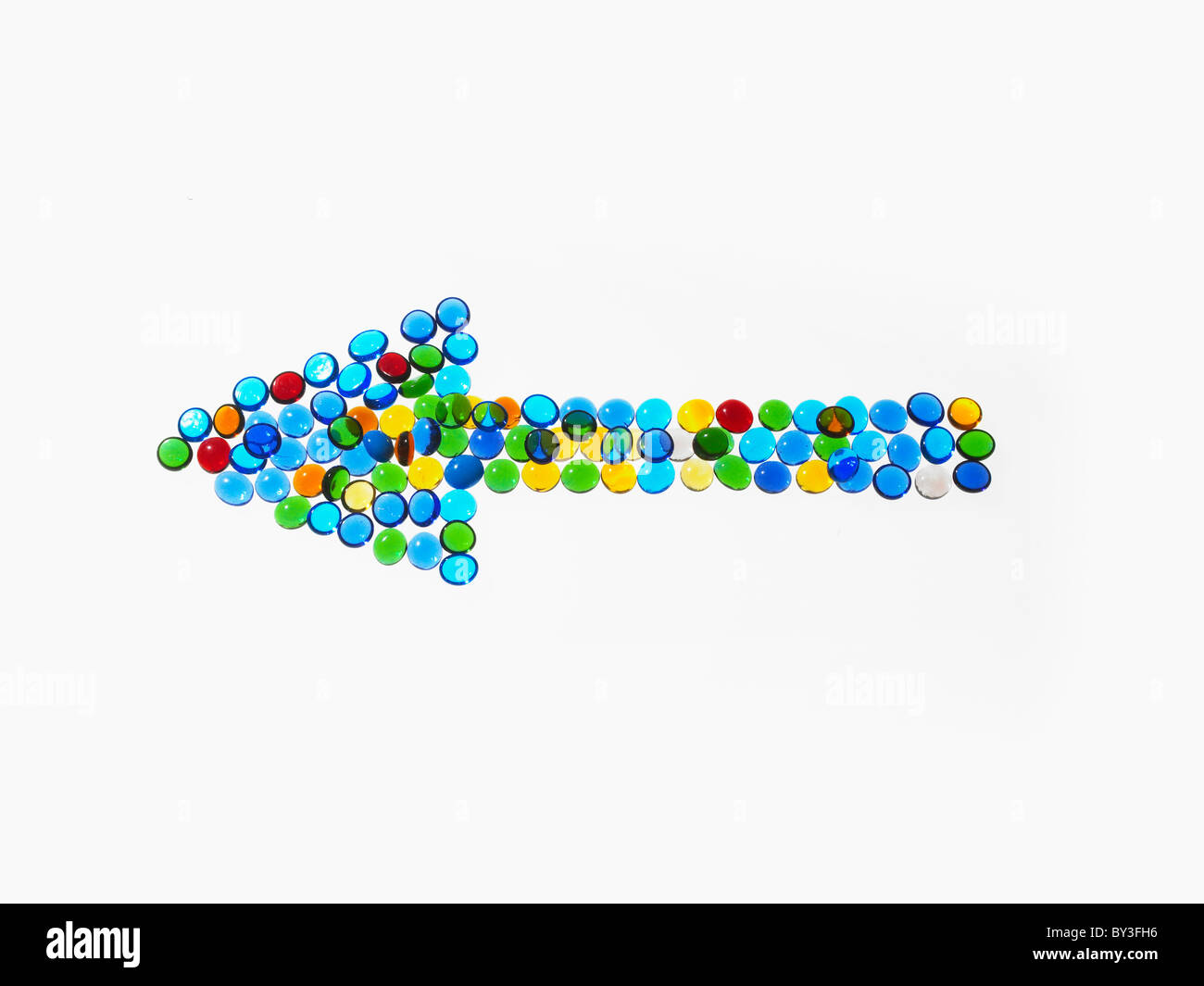 Studioaufnahme von bunten Glasperlen in Pfeilform Stockfoto