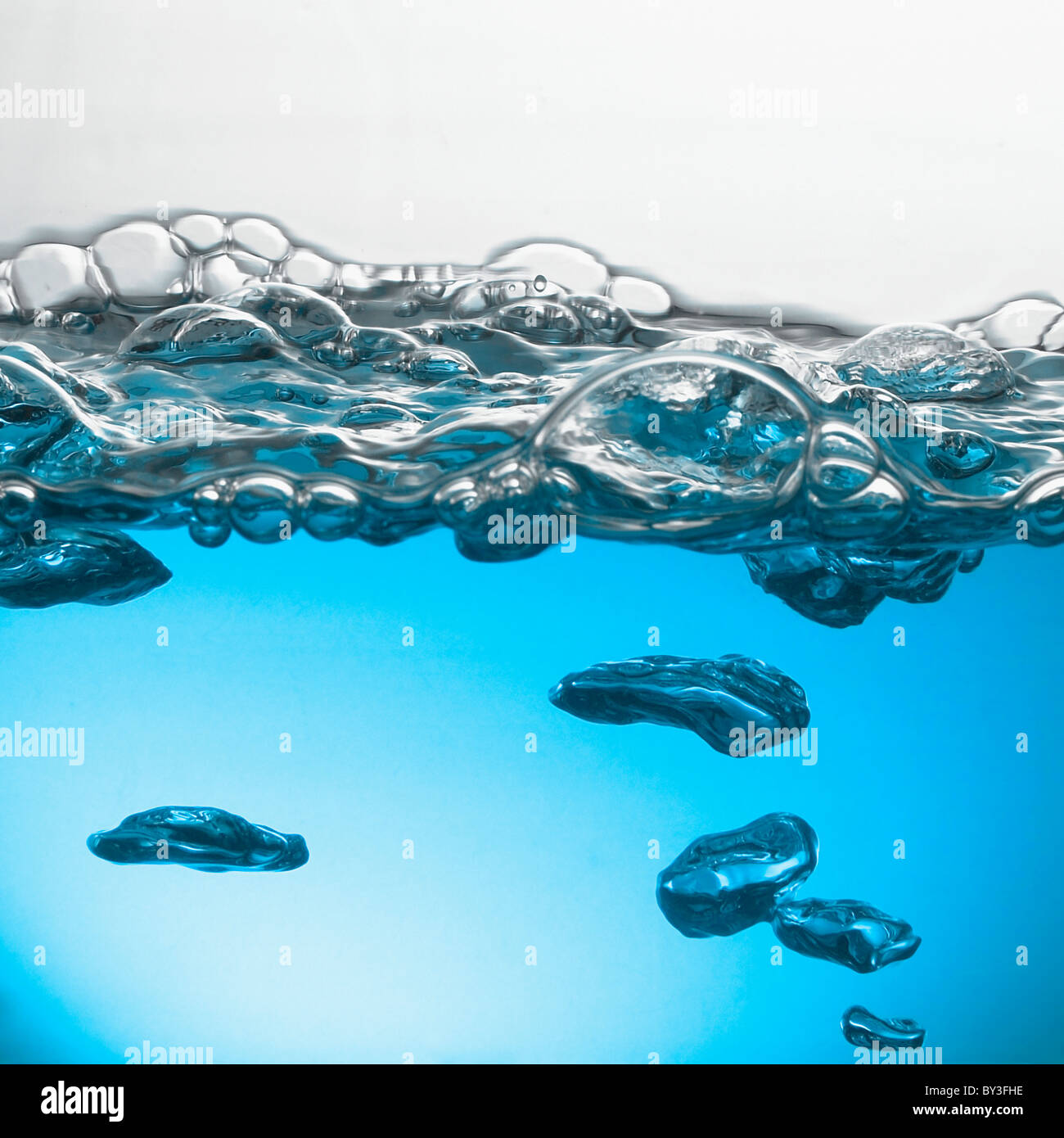 Nahaufnahme eines blauen Wasseroberfläche mit bubbles Stockfoto