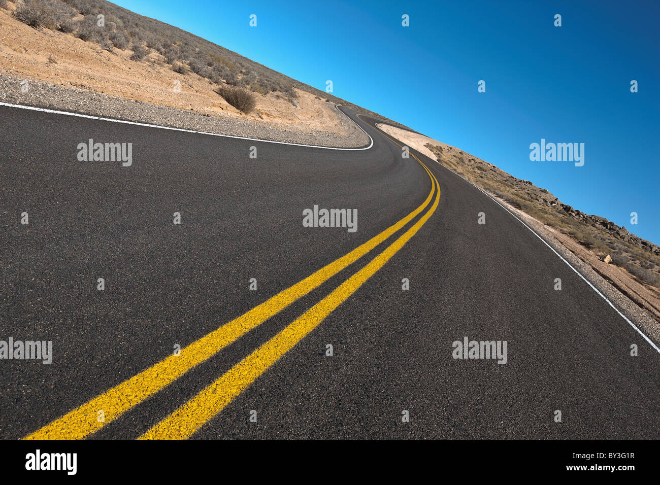 Straße durch die Wüste Stockfoto