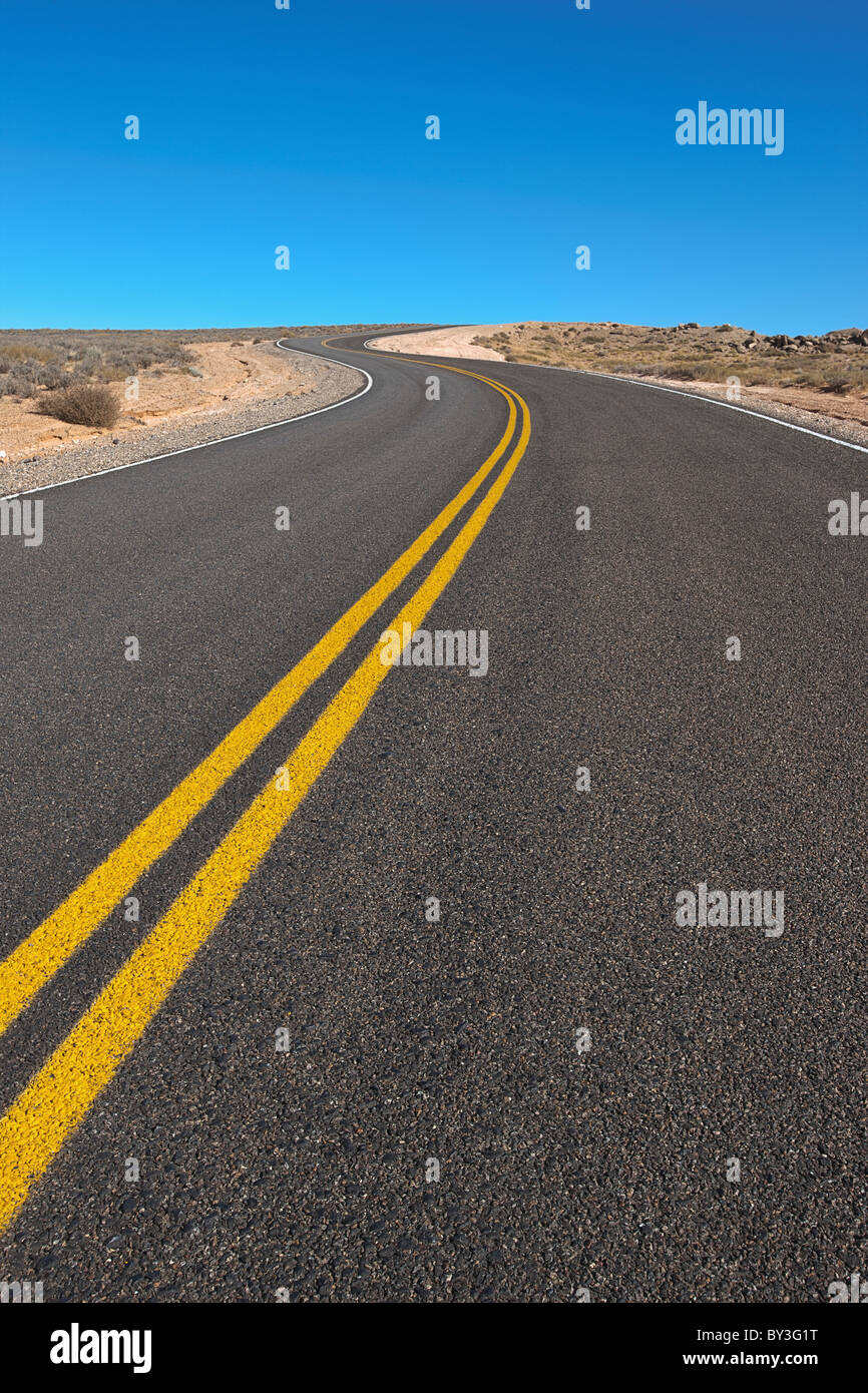 Straße durch die Wüste Stockfoto