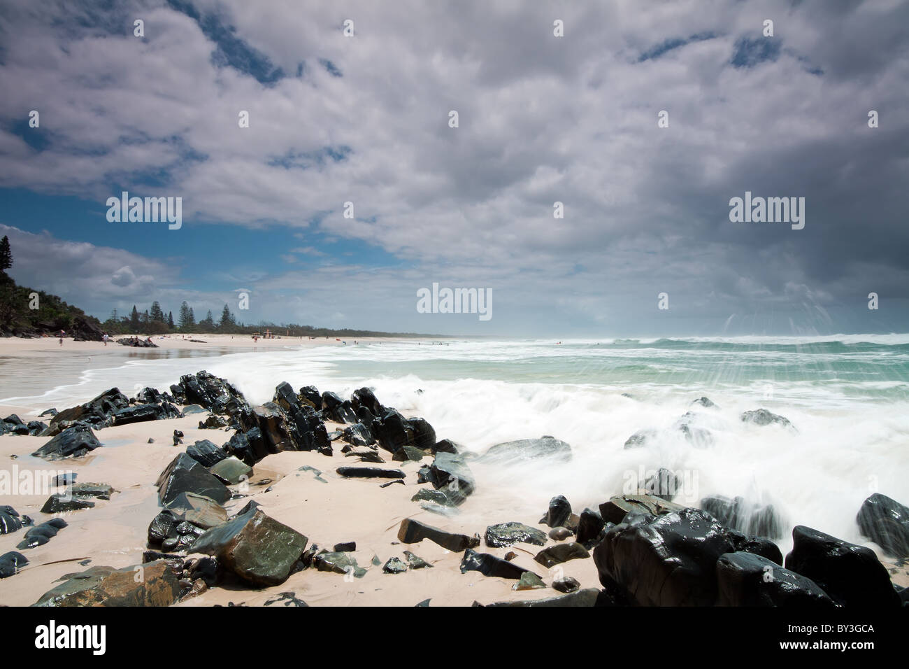 australischen Strand während des Tages mit Felsen im Vordergrund Stockfoto