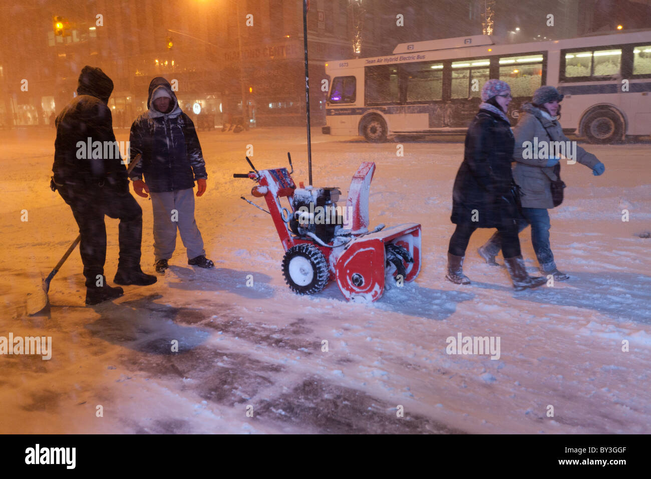 Zwei reden auf der 6th Avenue in New York City in einem rauen Schneesturm in Weihnachten 2010 Schnee-Mover Stockfoto