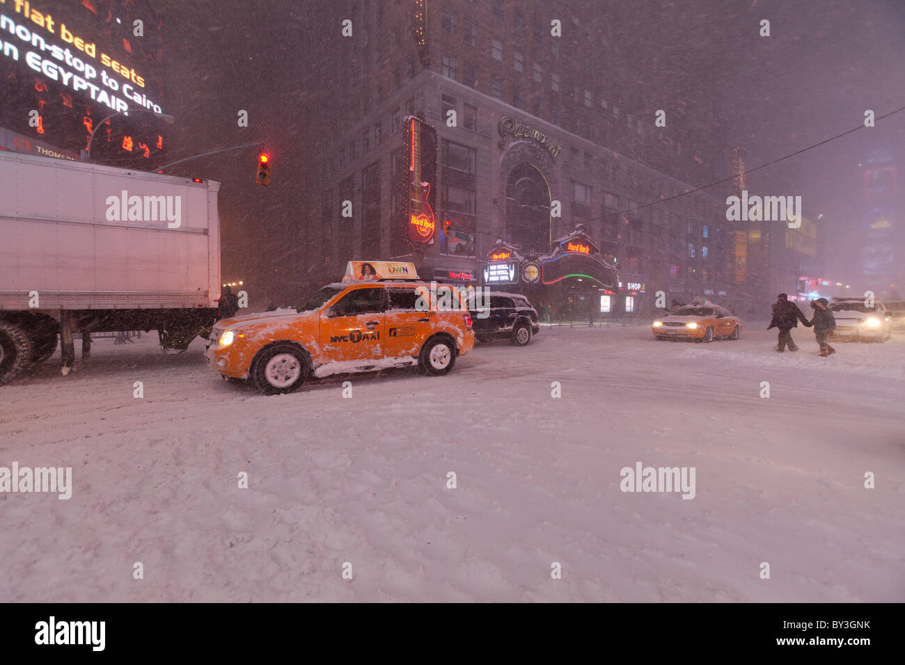 Times Square während der Aufzeichnung Schneesturm, der schwer während der Weihnachtszeit in New York City kam Stockfoto