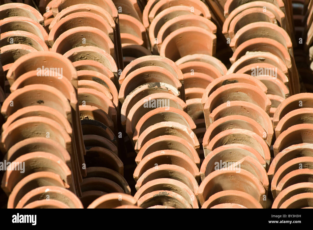 Dachziegel Fliesen Dach Rooftile Dachsteine Hochbau Dächer Gebäude Auftragnehmer Dachdecker Dachdecker rustikale zurückgefordert mate Stockfoto