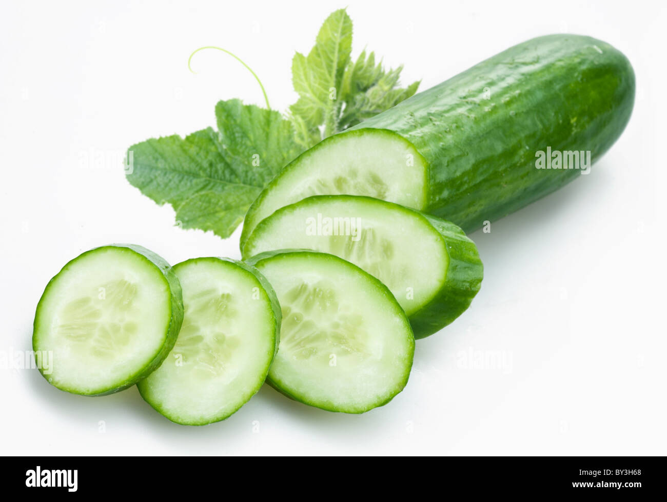 Gurke und Scheiben isoliert auf weißem Hintergrund Stockfoto