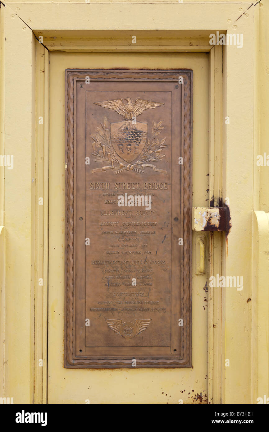 Gedenktafel an der Sixth Street Bridge über den Allegheny River, Pittsburgh, USA Stockfoto