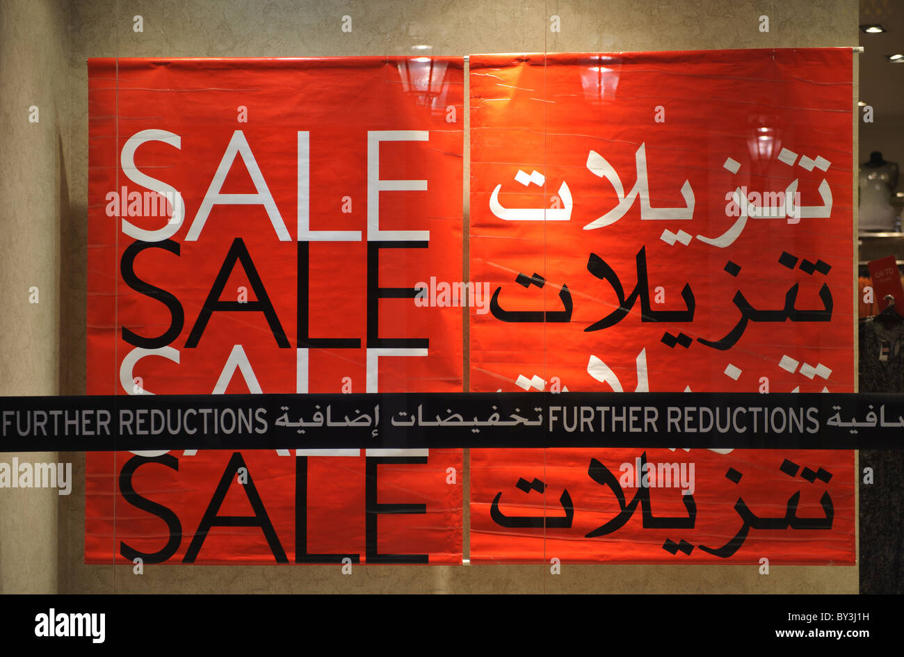 Verkaufsschild in einem Geschäft in englischer und arabischer Sprache in der Villaggio Shopping Mall in Doha, Katar ähnelt die Stadt Venedig in Italien Stockfoto